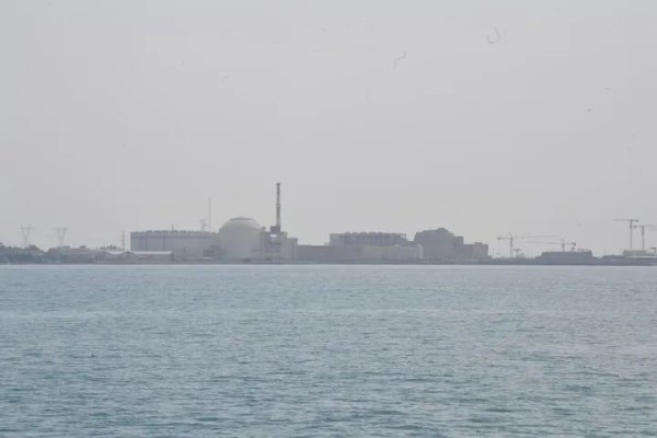 冲突进入第26天，伊朗核电站再遭袭，特朗普又称美伊谈判中